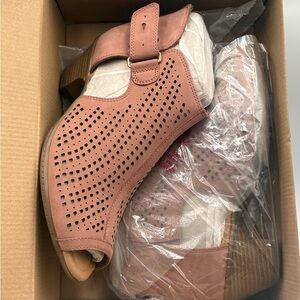 Earth Keri Dusty Rose Soft Buck Peep Toe Perforated Booties Womens 7 Wide